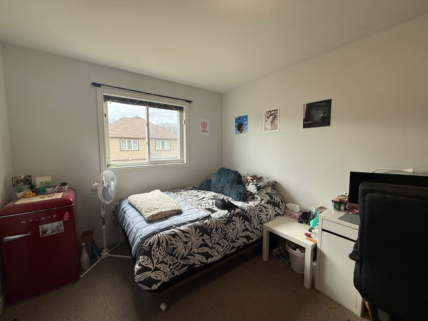 Furnished bedroom with double bed, window and mini-fridge